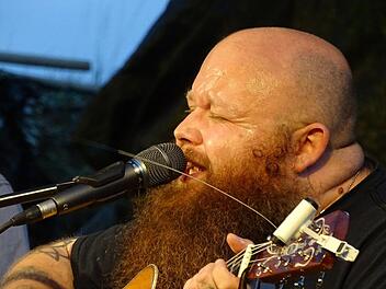 Andreas Kümmert lässt in seinen Songs beim Kronacher Open Air seinen Gefühlen freien Lauf. Foto: N. Neugebauer
