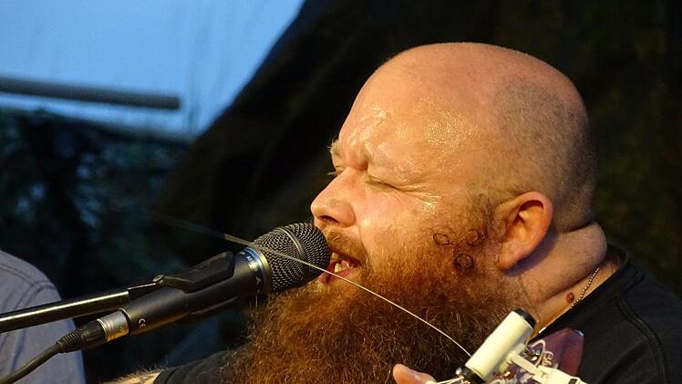 Andreas Kümmert lässt in seinen Songs beim Kronacher Open Air seinen Gefühlen freien Lauf. Foto: N. Neugebauer