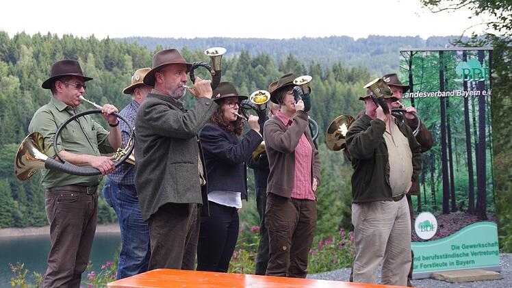 An der neuen Aussichtsstelle erklangen die Jagdhörner. Foto: Marco Meißner