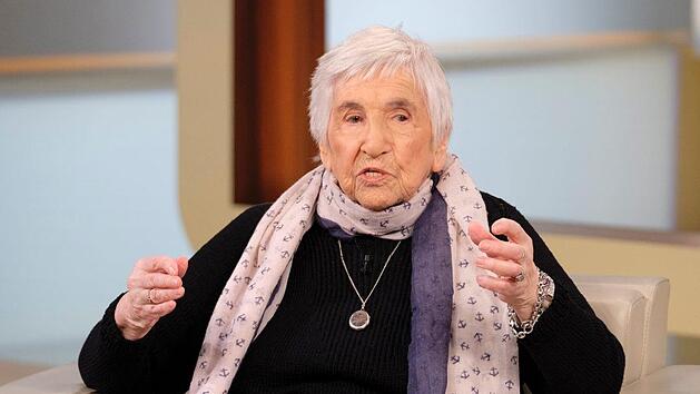 Esther Bejarano (93) berichtete in Anne Wills ARD-Talkshow von ihren Erlebnissen zu Zeiten des Nazi-Regimes. Foto: Wolfgang Borrs/NRD/dpa