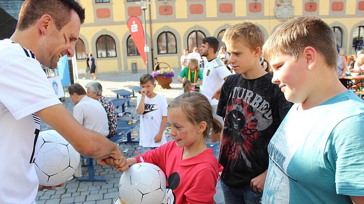 Versöhnlicher WM-Ausgang zumindest für zwei Elfjährige: Josephine Hornung (Mitte) und Justin Schramm (rechts) durften sich je einen Ball bei Bürgermeister Andreas Hügerich abholen.Markus Häggberg