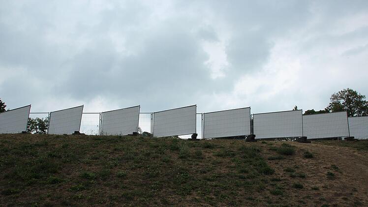Impressionen vom Aufbau für den HUK-Coburg-Open-Air-Sommer 2018 auf dem Schlossplatz in Coburg - hier der abgeschirmte Bereich in Richtung Hofgarten. Oliver Schmidt
