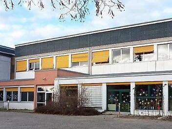 Eine Photovoltaik-Anlage auf dem Dach der Grundschule Hemhofen k&ouml;nnte die H&auml;lfte des Strombedarfs decken. Ob sie realisiert wird, ist noch offen. Foto: Thomas Sch&ouml;bel