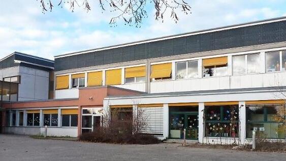 Eine Photovoltaik-Anlage auf dem Dach der Grundschule Hemhofen k&ouml;nnte die H&auml;lfte des Strombedarfs decken. Ob sie realisiert wird, ist noch offen. Foto: Thomas Sch&ouml;bel