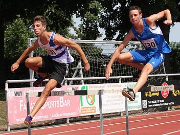 Niklas Amthor (rechts) und Moritz Fischer (links) vom TSV Bad Kissingen feierten in einer tollen Zeit einen Doppelsieg bei den unterfränkischen Meisterschaften über 300 Meter Hürden. Fotos: Reinhold Nürnberger