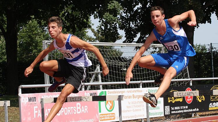 Niklas Amthor (rechts) und Moritz Fischer (links) vom TSV Bad Kissingen feierten in einer tollen Zeit einen Doppelsieg bei den unterfränkischen Meisterschaften über 300 Meter Hürden. Fotos: Reinhold Nürnberger
