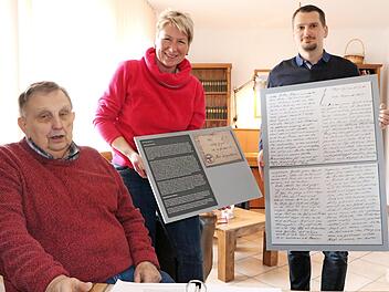 Sie freuen sich, dass die mit viel Aufwand vorbereitete Ausstellung am 18. Oktober in der Dorfscheune starten kann. Von links: Georg Schneider (Autor des Buches "Denkmal heißt Denk mal") sowie Heidi Hansen und Vorsitzender Jan Kraus mit der Vergrößerung eines Feldpostbriefes  Fotos: Rainer Glissnik