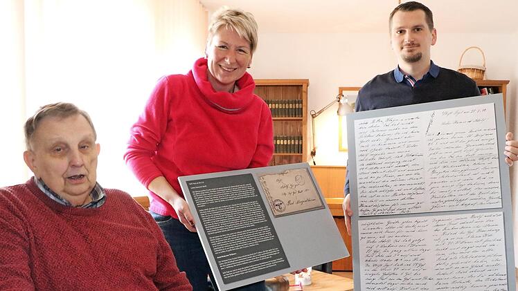 Sie freuen sich, dass die mit viel Aufwand vorbereitete Ausstellung am 18. Oktober in der Dorfscheune starten kann. Von links: Georg Schneider (Autor des Buches "Denkmal heißt Denk mal") sowie Heidi Hansen und Vorsitzender Jan Kraus mit der Vergrößerung eines Feldpostbriefes  Fotos: Rainer Glissnik