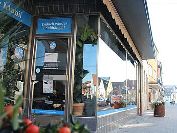 Erst im Februar 2019 hat der Laden "Bleiben Sie mobil" in der Hauptstraße eröffnet. Nun zieht sich der Händler von Elektrorollstühlen aus der Innenstadt zurück. Das Geschäft im ehemaligen Modehaus Hack ist bereits geschlossen. Termine gibt es noch auf Anfrage.  Foto: Christian Bauriedel