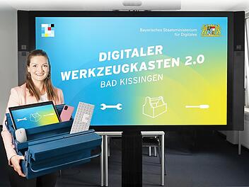 Symbolisch liegen Maus und Tastatur neben Laptop und Handy im digitalen Werkzeugkasten.