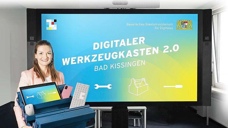 Symbolisch liegen Maus und Tastatur neben Laptop und Handy im digitalen Werkzeugkasten.