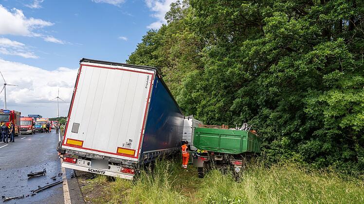 Schonungen: &Uuml;berholman&ouml;ver hat schwere Folgen - 19-J&auml;hrige eingeklemmt