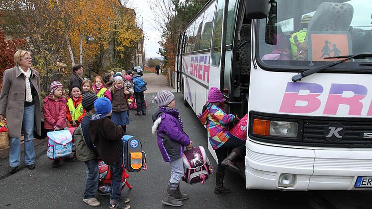Mit einer eigens eingerichteten Buslinie werden die Schulkinder in ihre neuen Unterrichtsräume  gebracht. Hier die Klasse 1a mit Lehrerin Lydia Körber auf dem Weg in ihr Ausweichquartier in der Willersdorfer Schule.