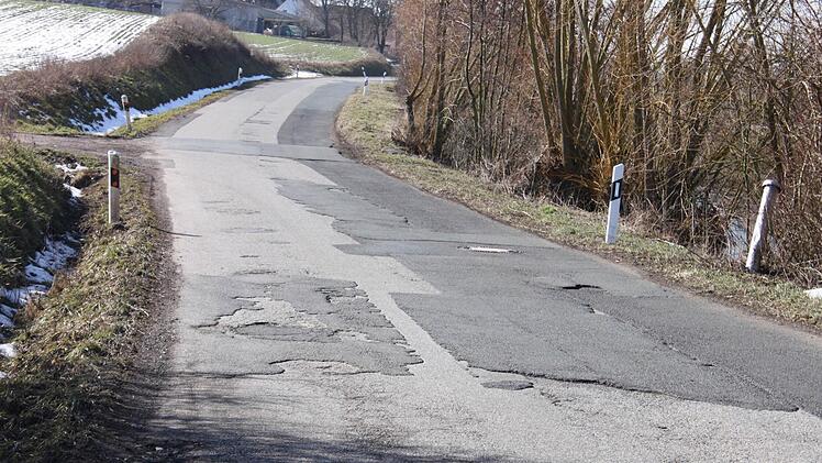 Bei Greiendorf gleicht die alte Straße einem Flickenteppich.