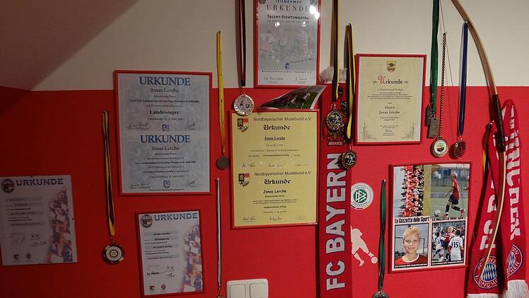 Jonas hat schon einiges erreicht - die Urkunden und Medaillen an seiner Zimmerwand bestätigen es. Aber er sucht sich immer wieder neue Herausforderung und liebt anspruchsvolle Schlagzeugmusik.Foto: Johanna Eckert