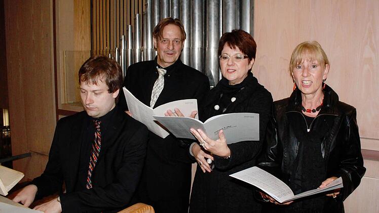 Der Organist Christian Reissinger (links) begleitet das Ensemble CantiCo bei einem Konzert in der Johanneskirche (von links): Wilfried Paul, Erika Kreuzer und Gisela Maria Paul. Foto: Archiv/Jochen Berger