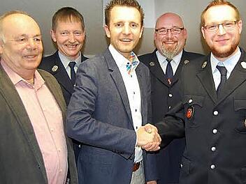 Glückwünsche für den neu gewählten 2. Kommandanten (von links): Roland Lowig, Siegolf Dehler, Bürgermeister Andreas Hügerich, Matthias Zirkelbach, Steffen Schirrmacher Foto: Andreas Welz