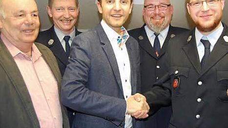 Glückwünsche für den neu gewählten 2. Kommandanten (von links): Roland Lowig, Siegolf Dehler, Bürgermeister Andreas Hügerich, Matthias Zirkelbach, Steffen Schirrmacher Foto: Andreas Welz