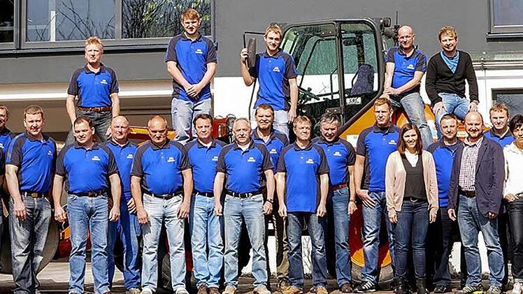 Die Firmenleitung und Belegschaft des Bauunternehmens Helmut Herrmann vor dem 2012 eingeweihten Bürotrakt. Untere Reihe, von links: Klaus Konrad, Michael Bornschlegel, Oswald Oppelt, Herbert Knorr, Peter Herrmann, Uwe Zapf, Kurt Rosenbusch, Dieter Herold, Joachim Strößenreuther, Alfred Neukam, Uwe Gareis, Heiko Müller, Richard Bienlein, Thomas John, Julia Dresel, Ottmar Thaler, Klaus Bergmann, Stefan Thomas, Heidi Herrmann, Stefan Tasler und Helmut Herrmann. Hintere Reihe, von links: Harald N...