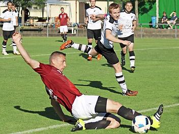 Zwei Mal traf Phantom Marek Mintal für die Victoria gegen Röttenbacher Reservisten, die teilweise nur staunen konnten.  Foto: Matthias Hofmann