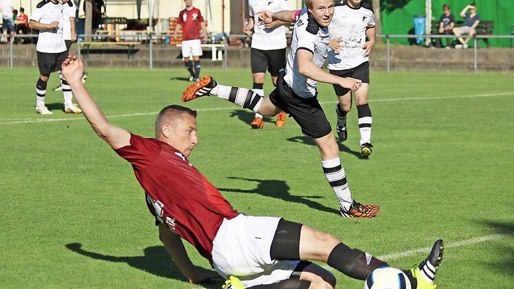 Zwei Mal traf Phantom Marek Mintal für die Victoria gegen Röttenbacher Reservisten, die teilweise nur staunen konnten.  Foto: Matthias Hofmann
