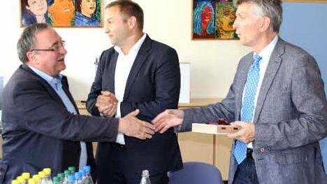 Der Pressiger Schulleiter Reinhard Horn (links) und MdL Jürgen Baumgärtner (Mitte) hatten das Gespräch mit MdL Gerhard Waschler vorbereitet.  Foto: Friedwald Schedel