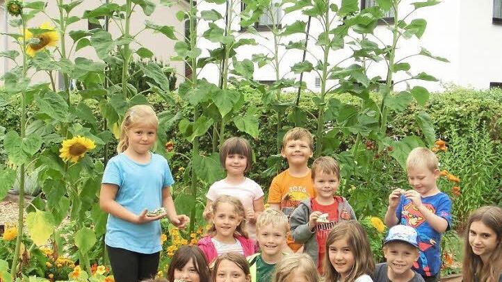 Die Jugendgruppe im Kräutergarten  Foto: privat
