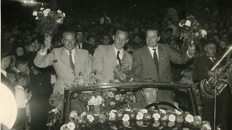 Die bislang letzten fränkischen Radballer bei einer WM waren die Gebrüder Rudi (links) und Will Pensel (rechts) aus Kulmbach. Sie gewannen 1955 und 57 Gold. Foto: Bayerische Rundschau/Archiv