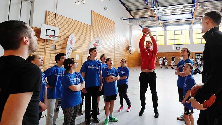 Förderschultag von Brose Bamberg am 6. Februar 2017 in der Aurachtalhalle Stegaurach: Die Basketball-Profis des Deutschen Meisters trainieren 140 Kinder. Foto: Daniel Löb