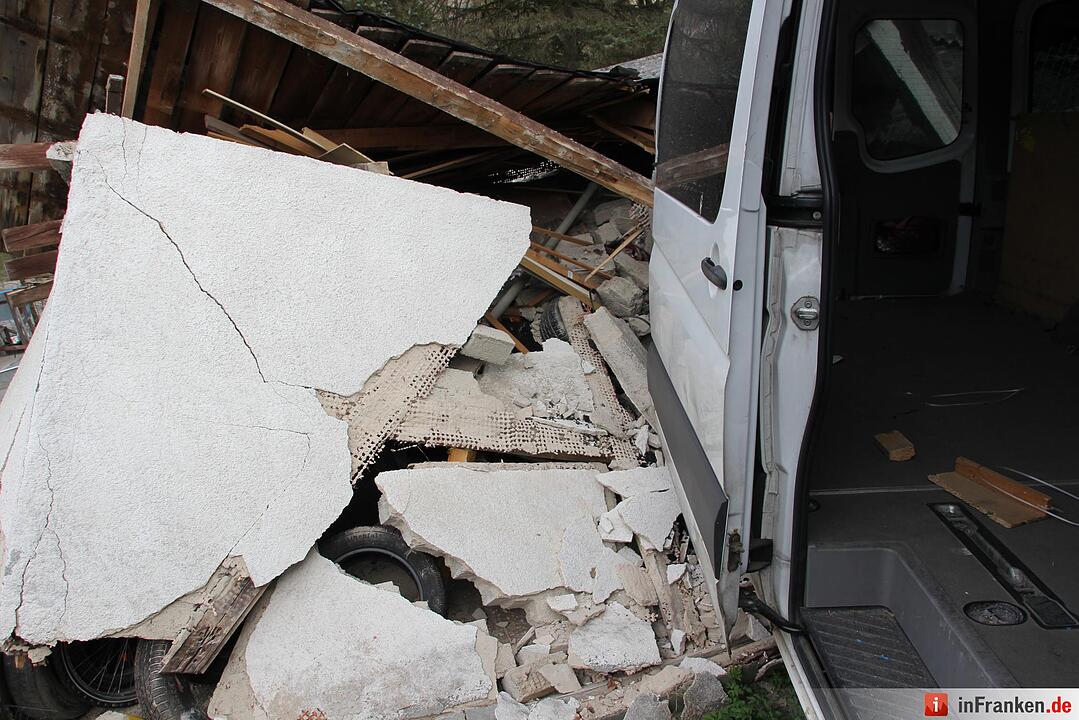 Unfall im Landkreis Kronach: Transporter rollt auf Garage