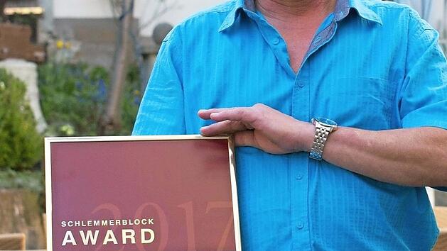 Stolz h&auml;lt Klaus Fischer die Urkunde mit dem 1. Platz beim Schlemmerblock-Award  Foto: Madlen Fricke
