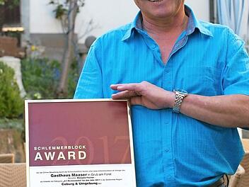 Stolz hält Klaus Fischer die Urkunde mit dem 1. Platz beim Schlemmerblock-Award  Foto: Madlen Fricke