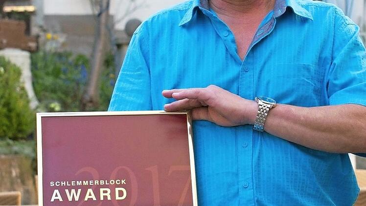 Stolz hält Klaus Fischer die Urkunde mit dem 1. Platz beim Schlemmerblock-Award  Foto: Madlen Fricke