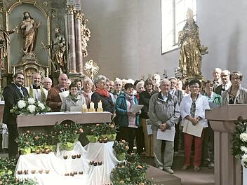 Die geehrten Mitglieder freuen sich beim Jubiläumsgottesdienst des Vereins in der Oberleichtersbacher Kirche.  Foto: Markus Stockmann