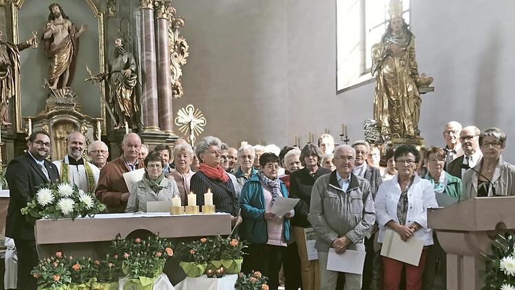 Die geehrten Mitglieder freuen sich beim Jubiläumsgottesdienst des Vereins in der Oberleichtersbacher Kirche.  Foto: Markus Stockmann