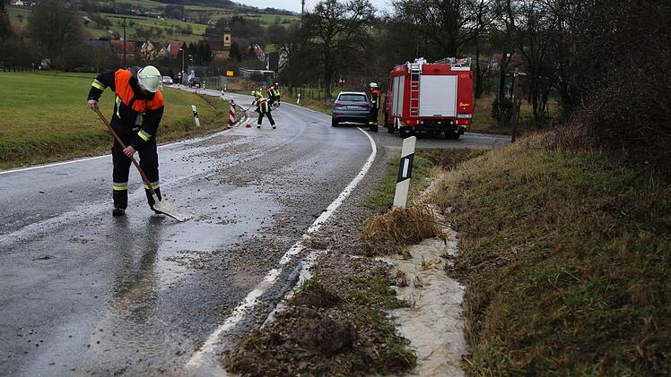 Die Freiwillige Feuerwehr Kunreuth räumt die Straße Foto: Franz Galster