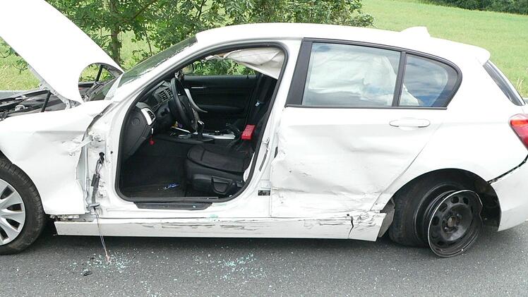 Der Sachschaden, der bei dem Unfall auf der B 85 in Höhe der Einmündung nach Niederndobrach entstand, ist immens. Die Polizei spricht von etwa 20 000 Euro.Foto: Feuerwehr Kulmbach