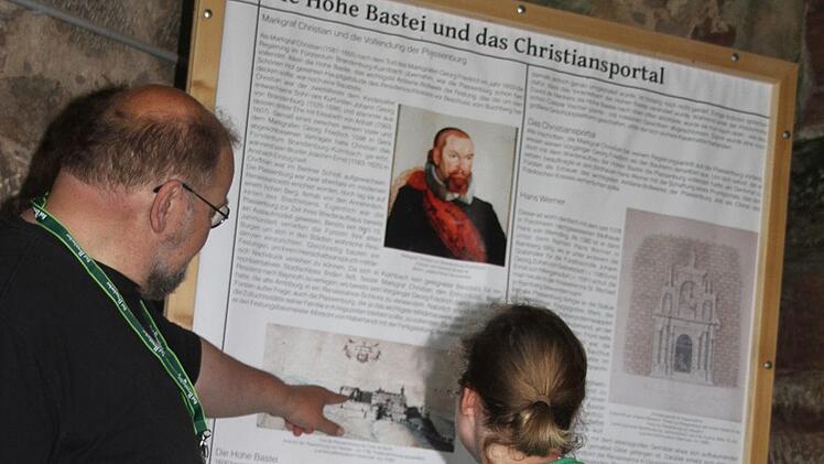 Kastellan Harald Stark erkl&auml;rte den Wanderer die Geschichte der Plassenburg. Foto: Sonny Adam