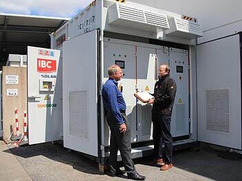 Rainer Wagner von Moll Akkumulatoren und  Harald Müller, Techniker bei der IBC Solar AG, haben den Großspeicher geöffnet. Jutta Rudel