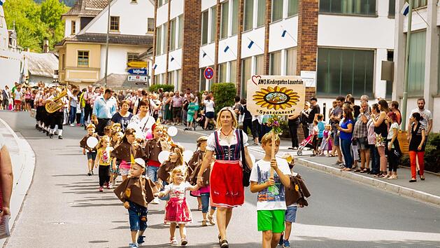 Die Spatzen vom Spatzennest in Lauenhain sind ausgeflogen - zum Kinderumzug in Ludwigsstadt.Florian Bauer