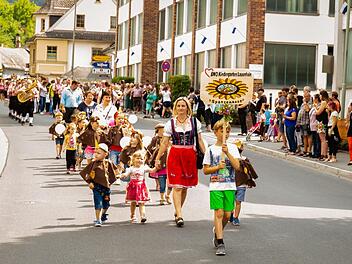 Die Spatzen vom Spatzennest in Lauenhain sind ausgeflogen - zum Kinderumzug in Ludwigsstadt.Florian Bauer