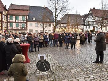 Auf das in den zurückliegenden Monaten in Königsberg und seinen Stadtteilen Erreichte und auf die Planungen und Vorhaben für 2019 ging Bürgermeister Claus Bittenbrünn (rechts) in seiner Ansprache beim Neujahrsempfang der Stadt auf dem Marktplatz ein. Foto: Gerold Snater