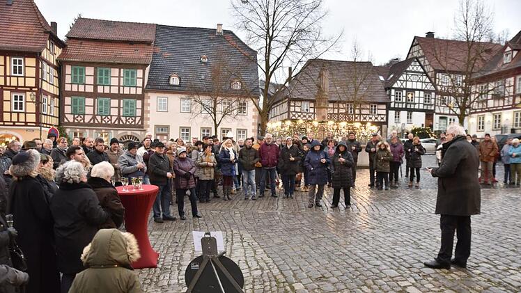 Auf das in den zurückliegenden Monaten in Königsberg und seinen Stadtteilen Erreichte und auf die Planungen und Vorhaben für 2019 ging Bürgermeister Claus Bittenbrünn (rechts) in seiner Ansprache beim Neujahrsempfang der Stadt auf dem Marktplatz ein. Foto: Gerold Snater