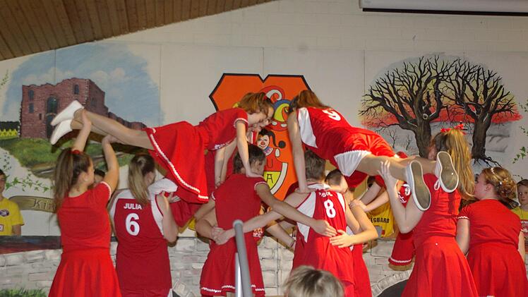 Das High School Musical der Auraer "Tanzmäuse" mit Akrobatik-Einlage.     Winfried Ehling