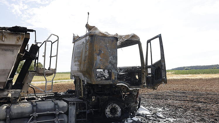 Laster in Brand: Flammen greifen auch auf Feld &uuml;ber