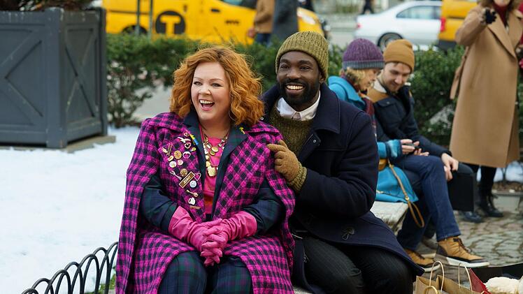 Flora (Melissa McCarthy) stellt das Leben von Bernard (Paapa Essiedu) aus mehrerlei Hinsicht auf den Kopf.