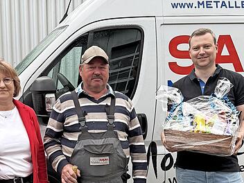 Elke und Philipp Schmitt verabschiedeten Gerald Saal mit einem Geschenk in den Ruhestand.