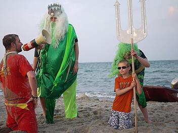 Bei der Seemannstaufe musste Michael Huth Neptun die Füße küssen - eine sandige Angelegenheit am Strand.  Fotos: privat
