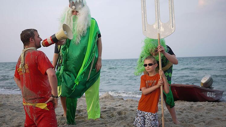 Bei der Seemannstaufe musste Michael Huth Neptun die Füße küssen - eine sandige Angelegenheit am Strand.  Fotos: privat