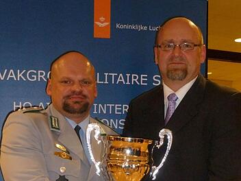 Unser Bild zeigt Frank Otter (links) und Dietmar Gleisle mit dem Siegerpokal.  Foto: privat